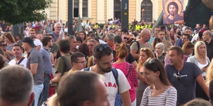 Protestat në Serbi rikthehen me një tubim masiv në Beograd: "Ne nuk harrojmë!"
Fillimi i muajit shtator solli protestat e mëdha në Serbi, duke shuar shpresat e qeverisë për qetësimin e situatës.