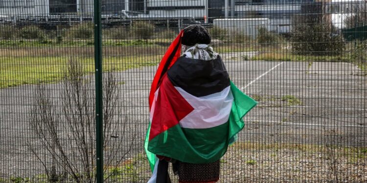 Protestat për Palestinën vazhdojnë, por fabrika e armëve izraelite në Britani mbyllet papritur.