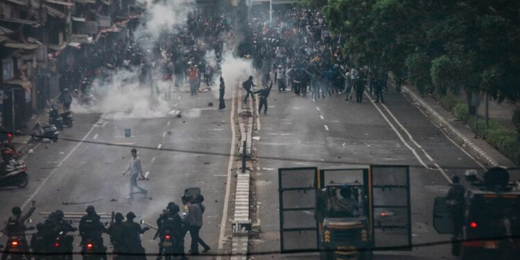 Protestat që shkaktuan pesë viktima/ Tubimet në Indonezi ndalen pas ndërhyrjes së ushtrisë, por pakënaqësia e qytetarëve vazhdon të jetë e thellë