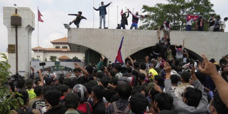 Protestë ndaj qeverisë në Nepal, 16 të vdekur dhe dhjetëra të plagosur pas përleshjeve me policinë.