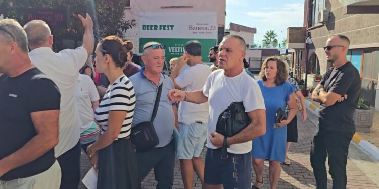 Protestë në Durrës: Banorët e qendrës historike kundër shpronësimeve dhe shembjeve të shtëpive dhe bizneseve