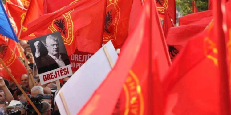 Protestë në Shqipëri: Kërkohet drejtësi për ish-udhëheqësit e UÇK-së të cilët po gjykohen në Hagë.