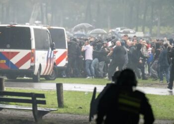 Protestuesit anti-imigracion dje ishin përfshirë në përleshje të dhunshme me forcën policore holandeze, me dhjetëra individë të arrestuar.