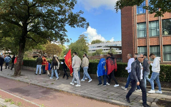 Protestuesit mblidhen në Hagë, kërkesa për drejtësi ndaj ish-krerëve të UÇK-së.