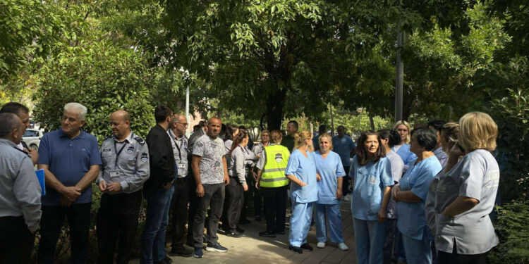 Punëtorët teknikë të sektorit privat protestojnë për kërkesat e rritjes së pagave