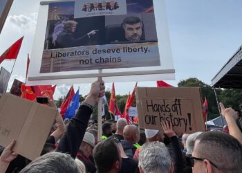 “Qeveria e Kosovës në heshtje” / Ish-luftëtari i UÇK-së në Hagë: Akuzat e pabaza synojnë të dëmtojnë ata që kanë mbrojtur nderin e shqiptarëve.
