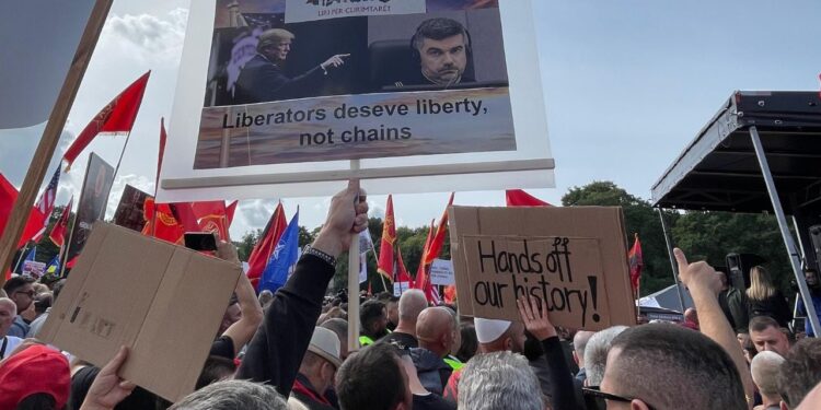 “Qeveria e Kosovës në heshtje” / Ish-luftëtari i UÇK-së në Hagë: Akuzat e pabaza synojnë të dëmtojnë ata që kanë mbrojtur nderin e shqiptarëve.