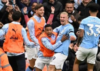 Qyteti mund Unitedin në derbin e Manchesterit, Liverpuli shpëtohet nga një penallti në fund përballë ekipit të Brojës.