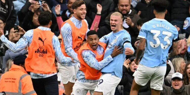 Qyteti mund Unitedin në derbin e Manchesterit, Liverpuli shpëtohet nga një penallti në fund përballë ekipit të Brojës.