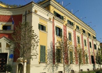 Rama fillon fushatën në Tiranë, paradite takim me nënkryetarët e Bashkisë dhe Manastirliun, më pas thirrje për deputetët dhe ministrat.