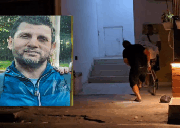Raport tragjik: 51-vjeçari në Durrës u godit dhe u vra me thikë, autori ende i paidentifikuar 
Hetimet e thelluara vijojnë për zbardhjen e vrasjes tragjike që ndodhi mbrëmjen e djeshme në lagjen nr. 12 në Durrës. Më 24.09.2025, rreth orës 19:30, policia u njoftua se në një banesë në këtë lagje ishte gjetur pa shenja jete shtetasi V. B., i njohur ndryshe si M. B., rreth 51 vjeç. Nga ekspertiza […]