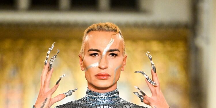 Rezistencë, poezi dhe stil: Elton Ilirjani në qendër të vëmendjes gjatë London Fashion Week!