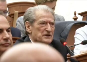 "Riktheni seancën", Berisha: Procesverbal i turpshëm për të fshehur 18 Erion Velijaj. Peleshi: Qëndroni larg emrave.