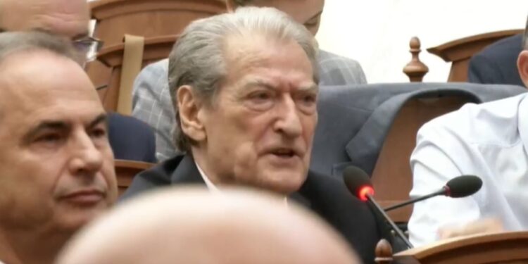 "Riktheni seancën", Berisha: Procesverbal i turpshëm për të fshehur 18 Erion Velijaj. Peleshi: Qëndroni larg emrave.