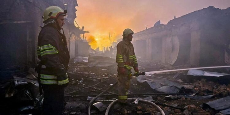 Rusia godet Ukrainën me dronë, një person humb jetën dhe disa të tjerë lëndohen.