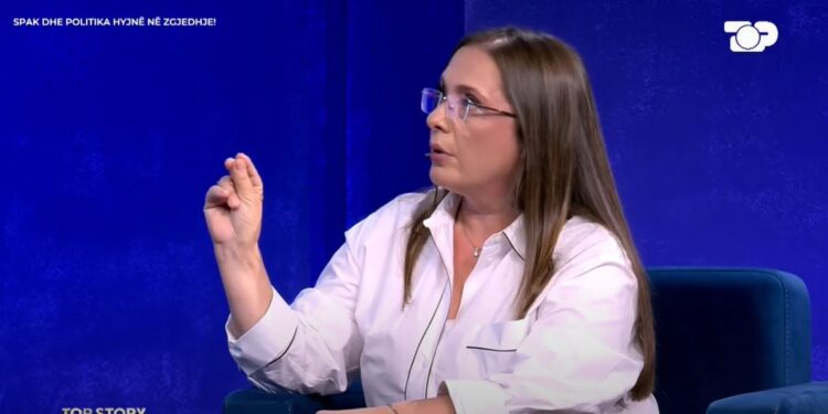 “SPAK konfiskon 978 telefona”, gazetarja Hoxha zbulon ‘aksionin’ e Prokurorisë së Posaçme: 11 zyrtarë të thirrur, hetim për tenderin e oksigjenit.