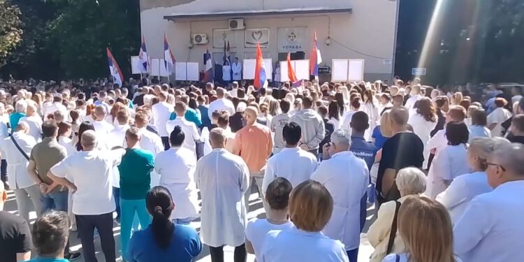 Serbët protestojnë kundër integrimit të shëndetësisë dhe arsimit në sistemin e Kosovës