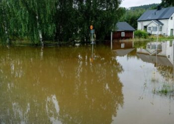 Shira të forta dhe përmbytje të pazakonta në Suedi, autoritetet u kërkojnë shoferëve të evitojnë qarkullimin në katër komuna.