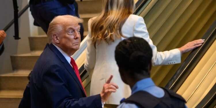 Shkalla lëvizëse te mikrofoni dështoi, Shtëpia e Bardhë kërkon një hetim për incidentet lidhur me Trump gjatë fjalimit në OKB.