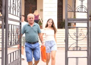 Shpërndarja e librave në Elbasan: Rreth 15 mijë nxënës pritet të ulen në bankat e shkollës, 1200 prej tyre për herë të parë.