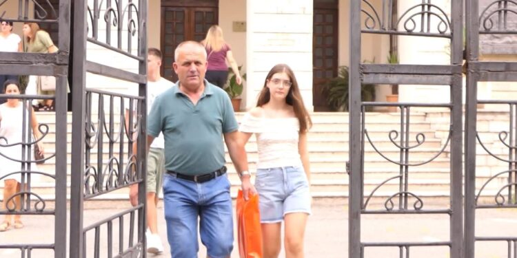 Shpërndarja e librave në Elbasan: Rreth 15 mijë nxënës pritet të ulen në bankat e shkollës, 1200 prej tyre për herë të parë.