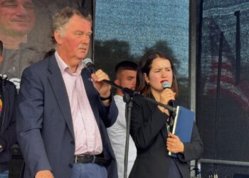 Shqetësime për presionin e qeverive për formimin e gjykatës, thotë ish-ambasadori holandez në Kosovë në mbështetje të liderëve të UÇK-së: Procesi gjyqësor nuk është serioz.