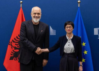 Shqipëria nënshkron katër kapituj të rinj për negociatat e anëtarësimit në BE.