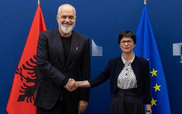 Shqipëria nënshkron katër kapituj të rinj për negociatat e anëtarësimit në BE.