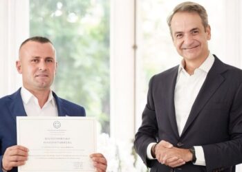 Shqiptari shpëton dy fëmijë dhe merr nënshtetësinë greke nga kryeministri Mitsotakis: Veprimi i tij i guximshëm simbolizon humanizmin.