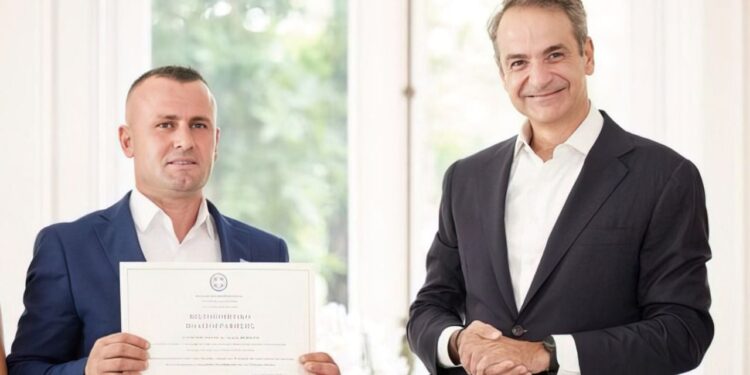 Shqiptari shpëton dy fëmijë dhe merr nënshtetësinë greke nga kryeministri Mitsotakis: Veprimi i tij i guximshëm simbolizon humanizmin.