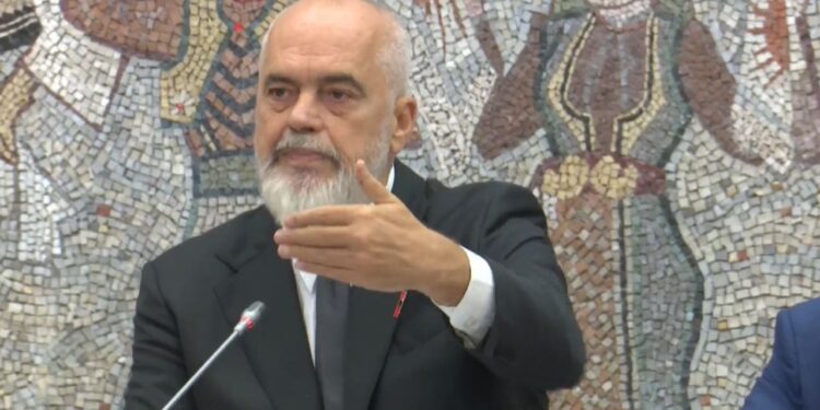 “Si t’i zbukurojmë godinat e qytetit përmes mbrojtjes së territorit”/ Rama: Nuk do të lejojmë më fasada nga ndërtues që kanë më shumë se 4 ngjyra.