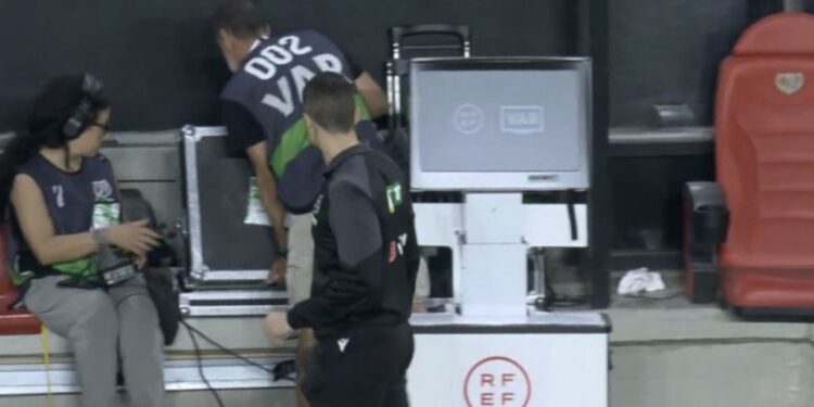 Skandalet me VAR-in në La Liga! Sistemi dështon gjatë ndeshjes së Barcelonës, kapiteni rival reagon: Arbitri më tha që nuk ishte penallti.