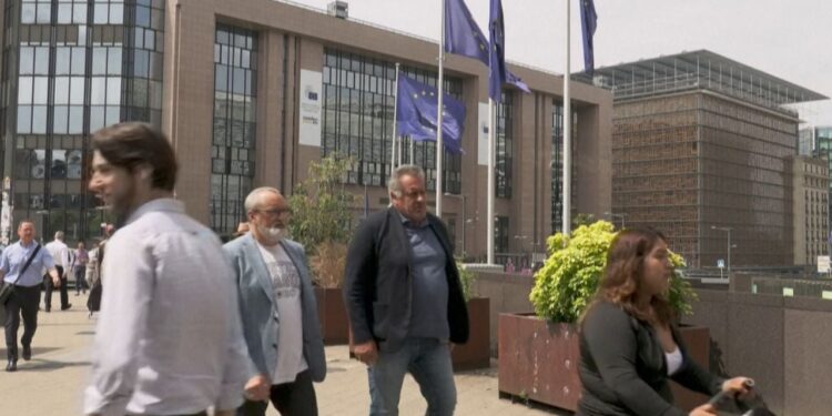 Sondazh Eurobarometri: Shqiptarët liderë në rajon për mbështetje ndaj anëtarësimit në BE, serbët të fundit.