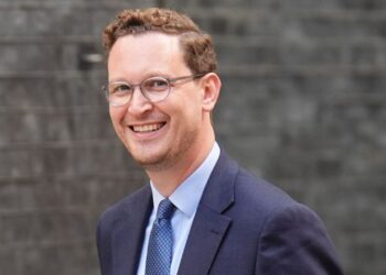 Starmer rikthehet në zyrë dhe rindërton kabinetin, emërimi që mund të sjellë ‘përplasje’.