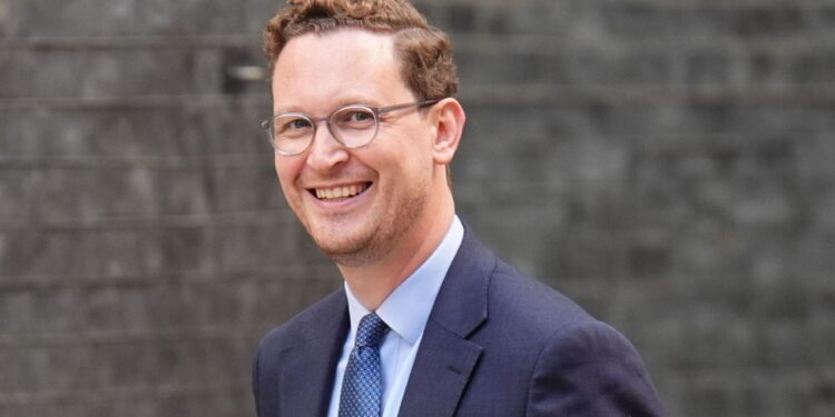 Starmer rikthehet në zyrë dhe rindërton kabinetin, emërimi që mund të sjellë ‘përplasje’.