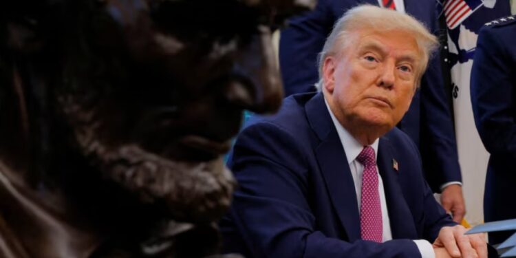 Sulm fatal ndaj anijes të dyshuar për trafik droge, ekspertët shqyrtojnë legjitimitetin e vendimit të Trumpit