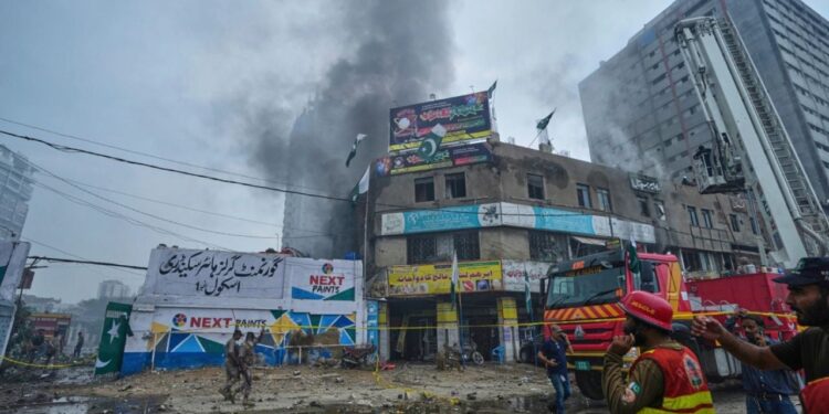 Sulm vetëvrasës në një miting politik në Pakistan, 11 të vdekur dhe 40 të plagosur
