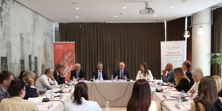 Takimi i Zyres së Komisionerit me drejtorët e Bankave: Dervishi thekson se ligji i ri për mbrojtjen e të dhënave personale është një sfidë dhe oportunitet për sektorin bankar.