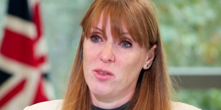 Taksat e Shmanguara, Zëvendës Kryeministrja Britanike nën kërcënimin e shkarkimit