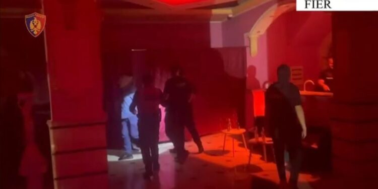 Të arrestuar tre organizatorët dhe dy gra nga Uganda për prostitucion në një lokal në Mbrostar të Fierit.