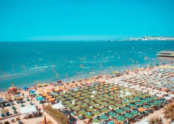 Të rinjtë në ankth: Një 16-vjeçar humb jetën në plazhin e Durrësit.