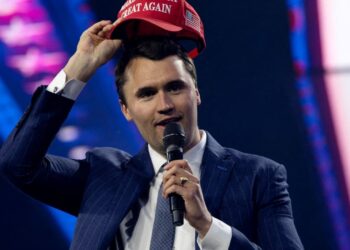 Teoritë e Komplotit në lidhje me vrasjen e Charlie Kirk: Një veprim i pazakontë si tregues për autorin e krimit.