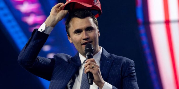 Teoritë e Komplotit në lidhje me vrasjen e Charlie Kirk: Një veprim i pazakontë si tregues për autorin e krimit.