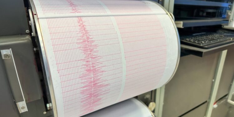 Tërmet i fuqishëm prej 7.8 ballë në Kamçatka, Rusi, lëshon alarm për cunami