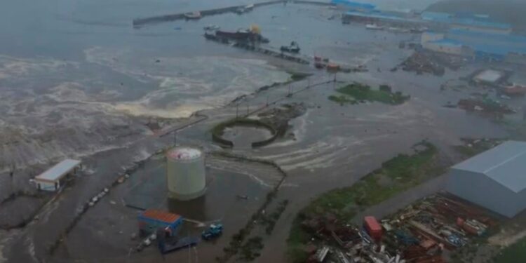 Tërmet prej 7.4 shkallësh në Rusi shkakton panik, lëshohen alarme për tsunami.