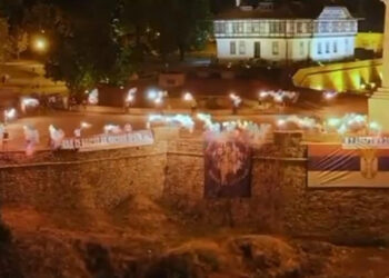 Terroristët serbë të vrarë në Banjskë nderohen në Serbi