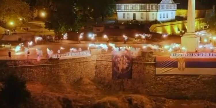 Terroristët serbë të vrarë në Banjskë nderohen në Serbi