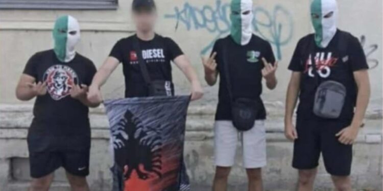 Tifozët kanë sulmuar suedezin me bluzë të shqiponjës/ Gazetari: “Çkembari” është një shembull i huliganizmit që sfidon autoritetet.