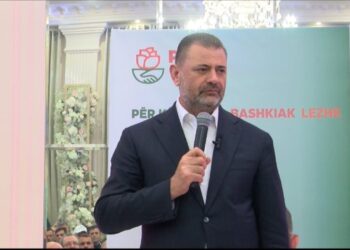 Tom Doshi dhe Sabina Jorgo japin dorëheqjen si deputetë, ja kush do t’i pasojë në Kuvend.