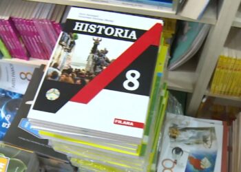 Top Channel zbulon një konflikt të dukshëm të interesit: si funksionarët publikë miratojnë vetë librat e tyre si tekste shkollore.